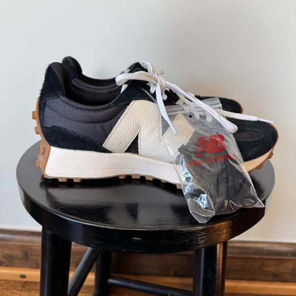 New! New Balance® 327 women's sneakers size 9.5 in black suede and white - Picture 4 of 7